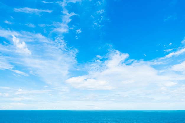 Witte wolk op blauwe hemel met zee en oceaan