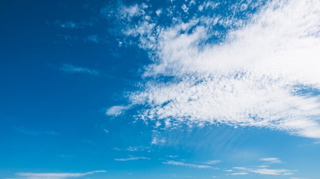 Witte wolk op blauwe hemel