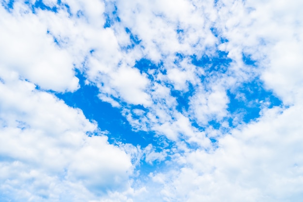 Witte wolk op blauwe hemel