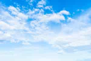 Gratis foto witte wolk op blauwe hemel