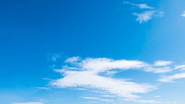 Witte wolk op blauwe hemel