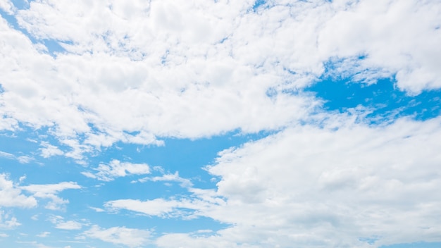 Witte wolk op blauwe hemelachtergrond