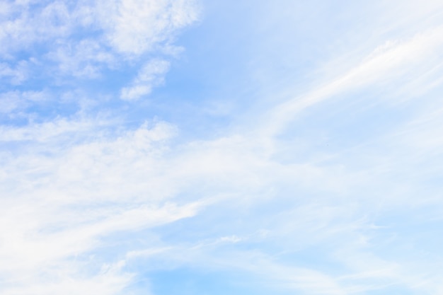 Witte wolk op blauwe hemelachtergrond