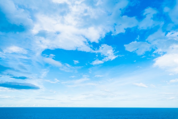 Witte wolk op blauwe lucht met zee en oceaan