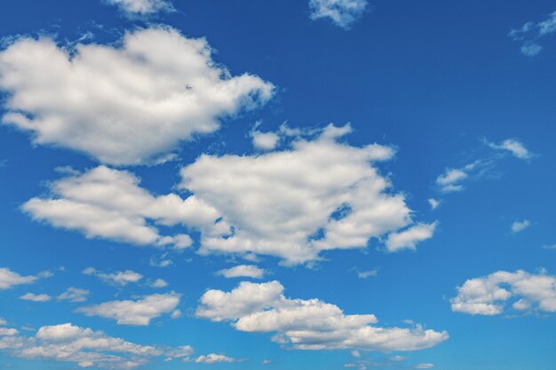 Witte wolken in de blauwe lucht op een zonnige dag