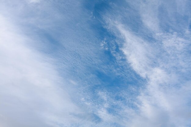 Witte wolken op een achtergrond van blauwe lucht. de lagere atmosfeer. wolken vormen zich hoog in de lucht.