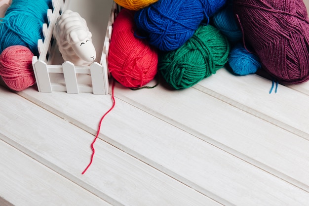 Gratis foto wol in verschillende kleuren met ruimte op de bodem