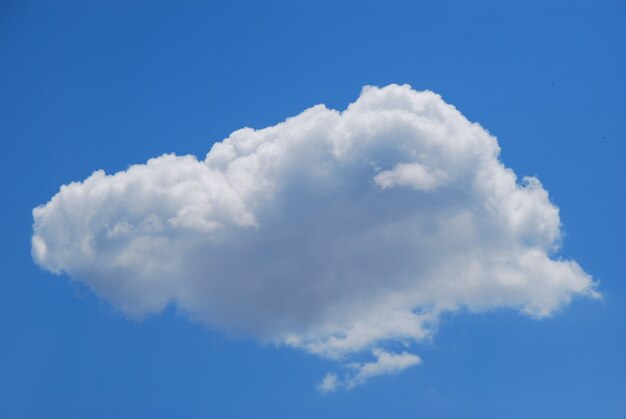 Wolk in een blauwe hemel