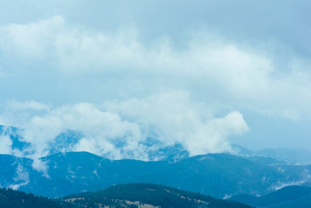 Wolken boven het groene bergen natuurlijke landschap