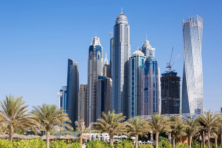 Gratis Foto wolkenkrabbers en palmbomen in dubai. vae