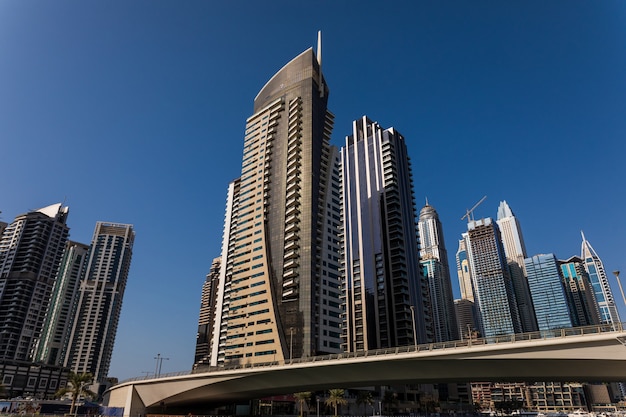 Wolkenkrabbers in dubai marina.