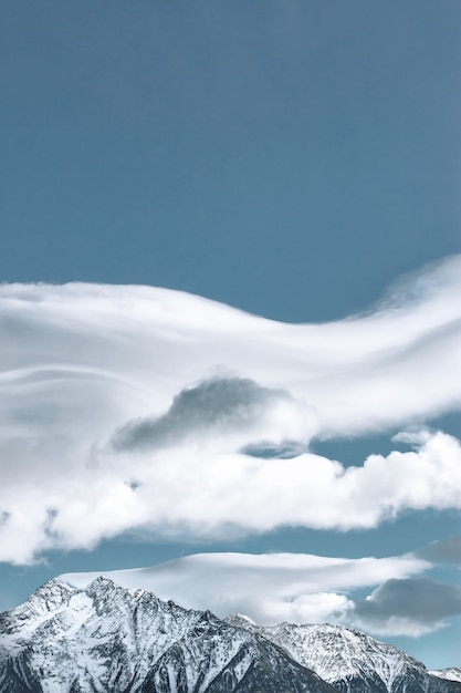 Wolkvorming boven met sneeuw bedekte berg