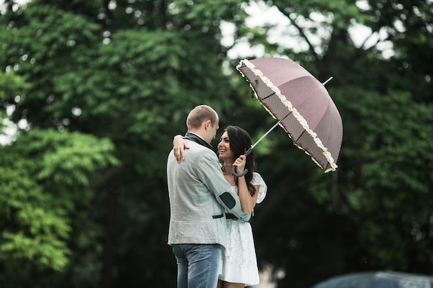 Woman in love met paraplu te kijken naar haar vriend