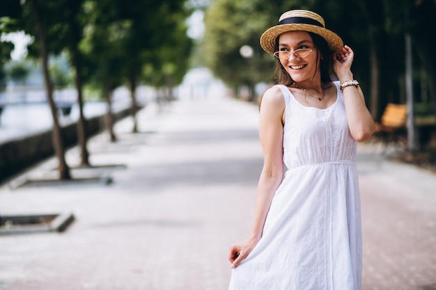 Gratis foto womanwearing jurk en hoed buiten in park