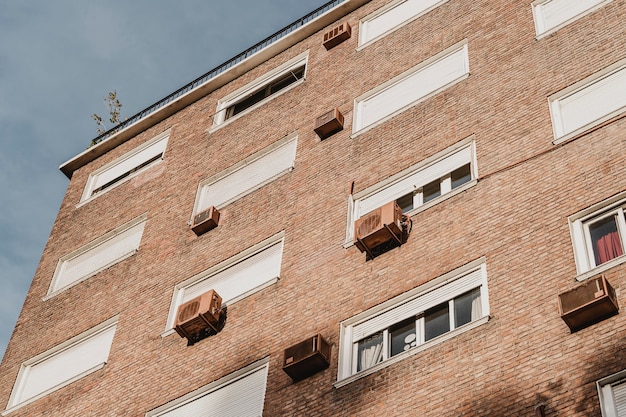 Woongebouw in de stad met airconditioning units