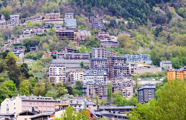 Woonwijk bij bergen. Andorra la Vella