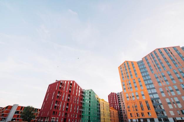 Woonwijk met nieuwe gebouwen