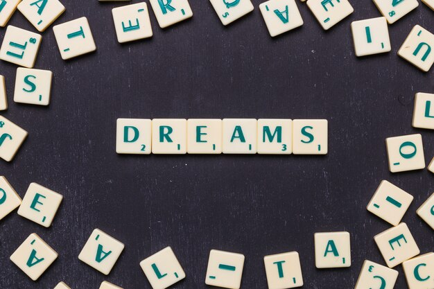 Woorddromen scrabble letters van boven
