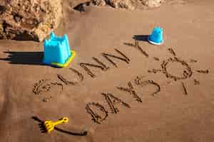 Gratis foto woorden in het zand over de zomer