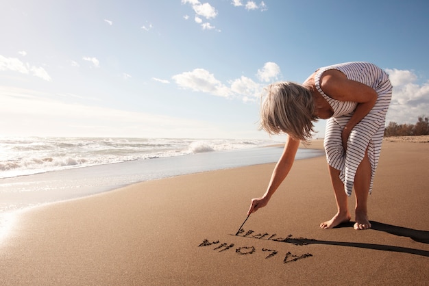 Gratis foto woorden in het zand over de zomer