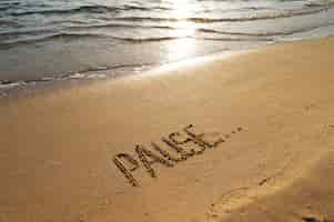 Gratis foto woorden schrijven in het zand.