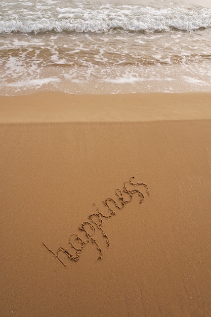 Gratis foto woorden schrijven in het zand.