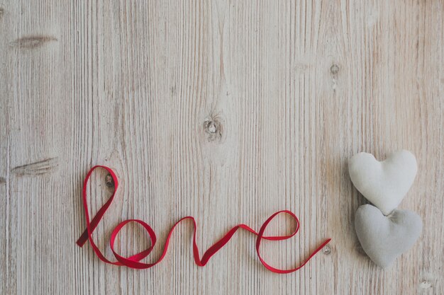 Word &quot;love&quot; met twee stoffenharten volgende