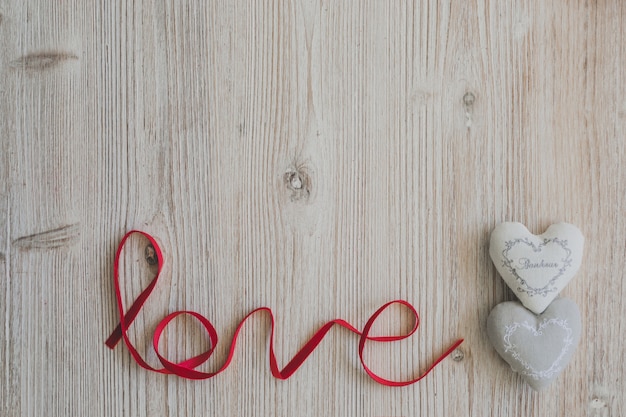 Word &quot;love&quot; met twee stoffenharten volgende