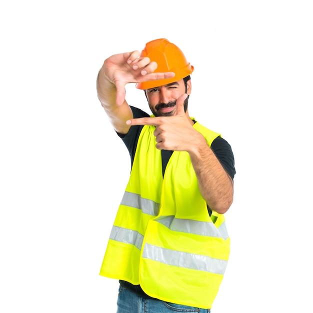 Workman focusing met zijn vingers op een witte achtergrond