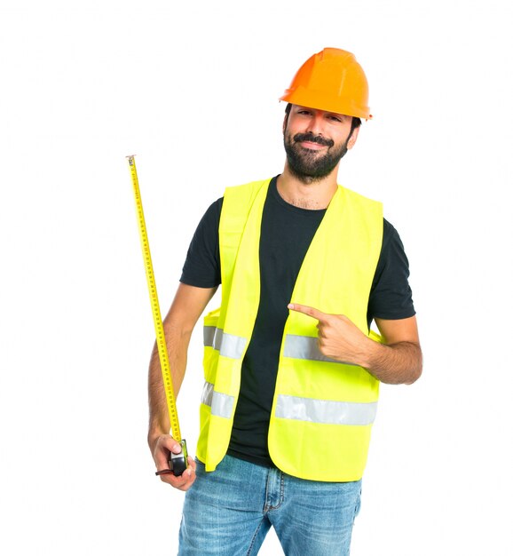 Workman met meter over witte achtergrond