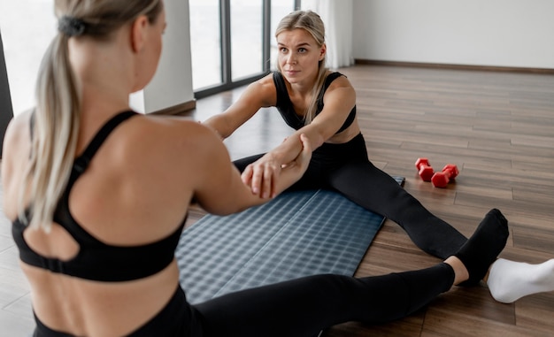 Gratis foto workout met personal trainer en cliënt