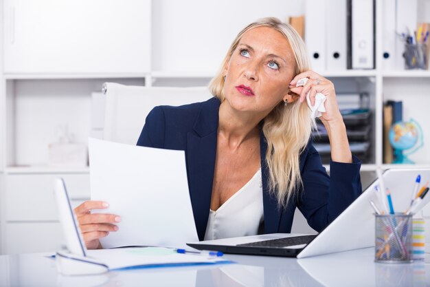 Worried vrouwelijke manager in kantoor