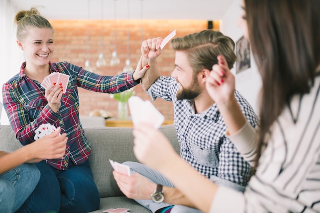 Worstelende vrienden speelkaarten op feestje