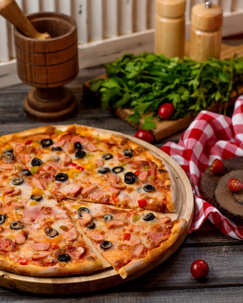 Gratis foto worsten pizza met olijven, tomaat en paprika