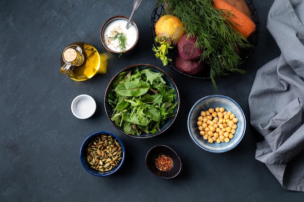 Wortelgroenten en ingrediënten voor het maken van salade van in de oven gebakken groenten Gezonde voeding