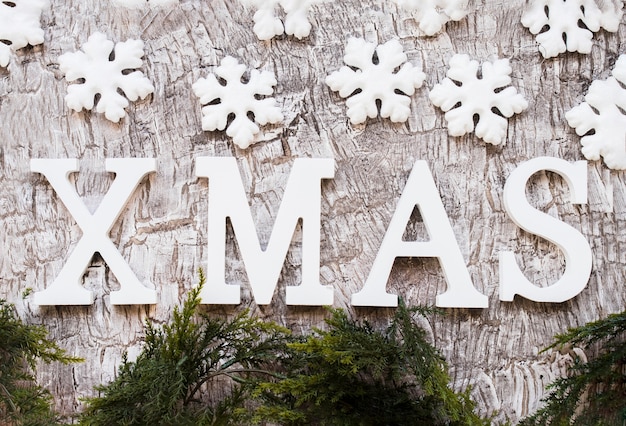 Gratis foto xmas inscriptie met sneeuwvlokken