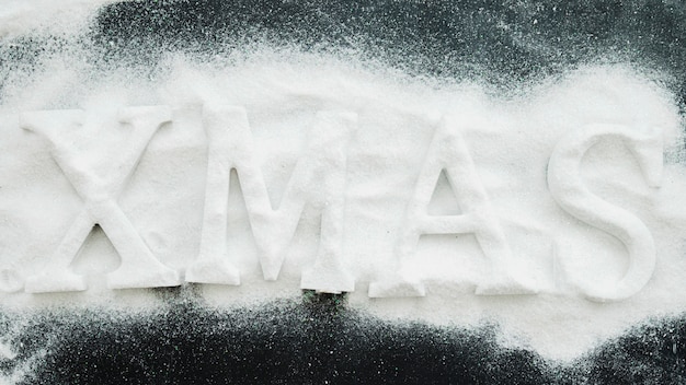 Xmas inscriptie tussen decoratieve sneeuw