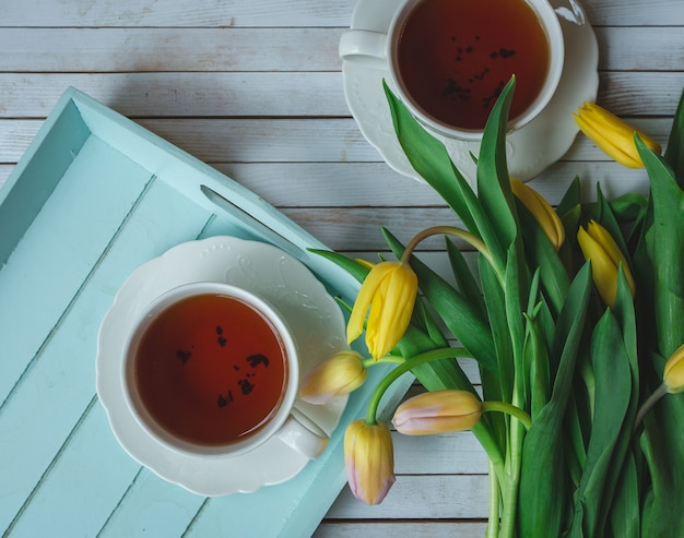 Yellotulpen en twee koppen zwarte thee