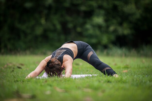 Yoga actie oefening gezond in het park