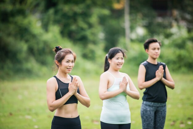 Yoga actie oefening gezond in het park