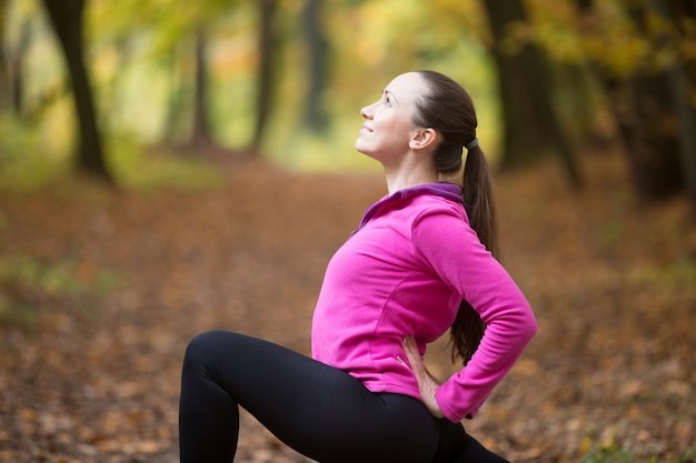 Gratis foto yoga buitenshuis: anjaneyasana vormen