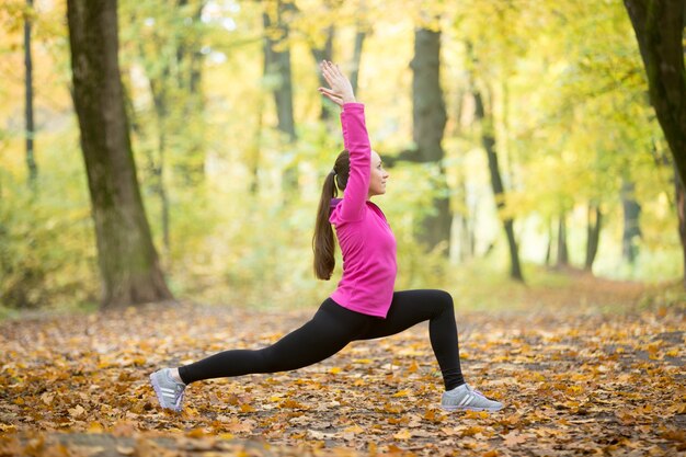 Yoga buitenshuis: Virabhadrasana One poses