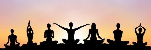 Yoga groepssilhouet bij zonsondergang