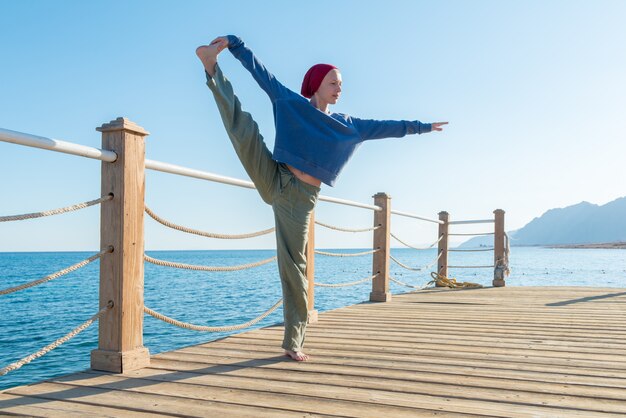 Yoga oefening bij de pier
