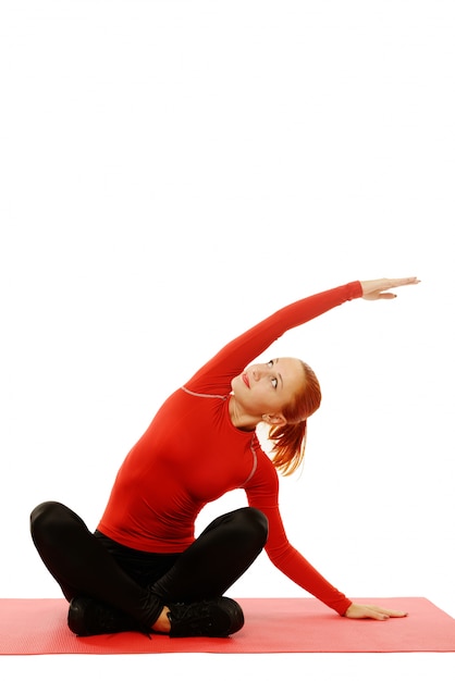 Gratis foto yoga oefening. vrouw doet asana