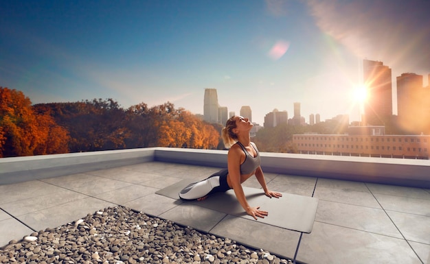 Yoga vrouw jonge vrouw doet yoga in de ochtend