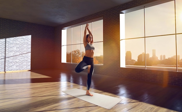 Yoga vrouw Jonge vrouw doet yoga in de ochtend