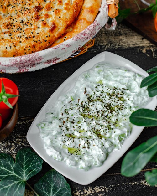 Yoghurt kruiden dressing met kruiden en tandir brood.