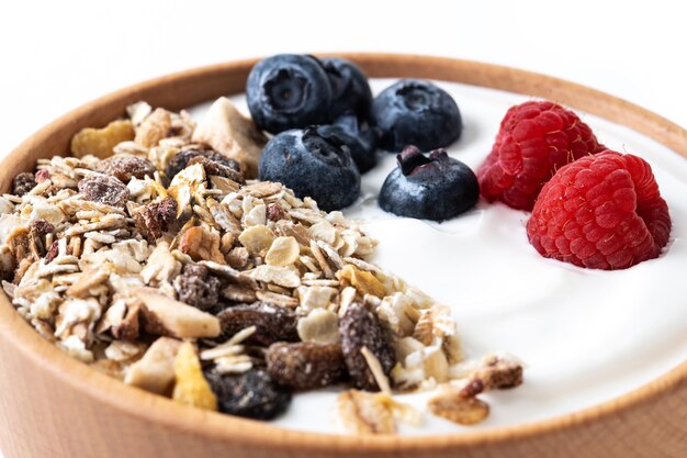 Yoghurt met bessen en muesli voor ontbijt in kom Close-up