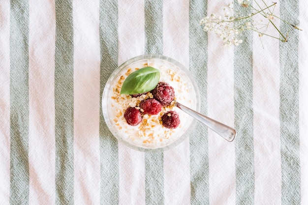 Yoghurt met bessen voor het ontbijt